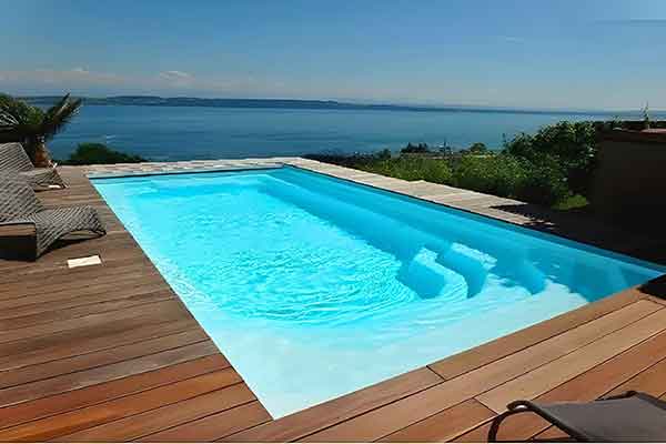 Piscine en kit rectangulaire sur terrasse en bois
