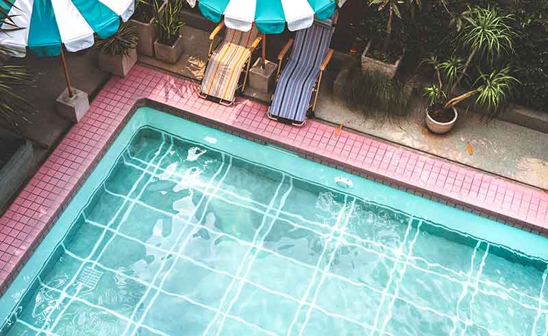 Piscine en kit installée dans un jardin Bouches-du-Rhône