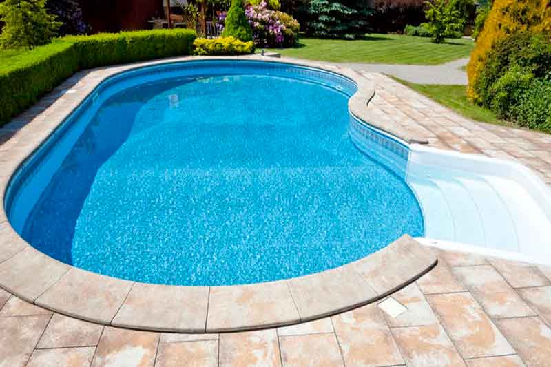 Piscine familiale en kit avec plage et jardin
